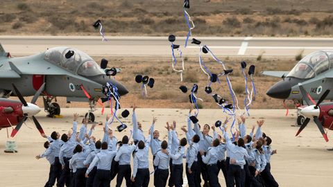 Los pilotos de la Fuerza Area Israeli lanzan sus sombreros al aire durante su ceremonia de graduacin en el desierto de Negev (Israel).