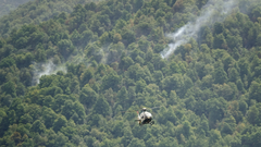 Un helicptero trata de extinguir el fuego de Dagaa (Asturias), a 21 de agosto de 2025, en Anllarinos del Sil, Len, Castilla y Len (Espaa). El ltimo balance de la situacin de incendios forestales del Servicio de Emergencias del Principado de Asturias