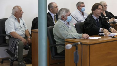 Los acusados (ambos con mascarilla) durante una de las jornadas del juicio