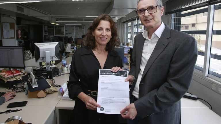 Mónica Fraga, ganadora de Relatos de Verán, en la modalidad de mayores de 16 años con el delegado de La Voz en A Coruña Alfonso Andrade.