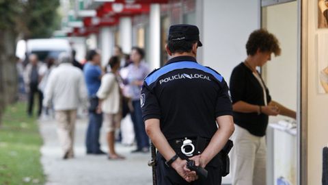 Un agente de la Policía Local de Lugo, durante el San Froilán del año 2014.