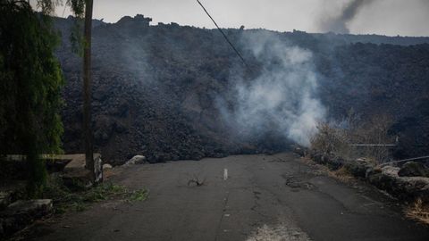La lava del volcán llega al núcleo urbano de Todoque, en Los Llanos de Aridane, en La Palma.