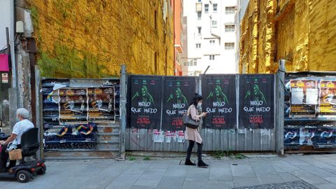 Carteles publicitarios en A Coruña anunciando la nueva serie de Netflix en jerga Koruño