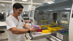 Personal del CHUO manejando la máquina que busca el virus de la hepatitis C en las muestras de sangre