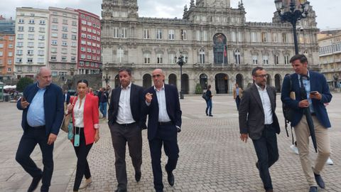 Los integrantes de la comisión desplazada hasta A Coruña, en la plaza de María Pita.