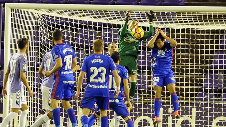 Masip se adelanta a Steven en un balon aereo