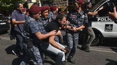Policías armenios detienen a un participante de la protesta contra las acciones militares de Azerbaiyán en la región de Nagorno Karabaj.