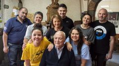 Miguel lvarez Caal, en el centro, en una imagen tomada rodeada de sus hijos y nietos