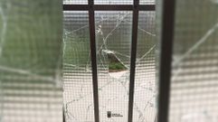 Uno de los cristales rotos en las gamberradas de esta semana en el polideportivo municipal de Chantada