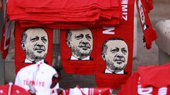 Bufandas con el rostro de Erdogan en Ankara
