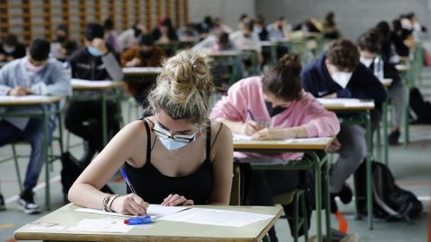 En junio del 2021 se presentaron en Galicia 11.112 estudiantes a la selectividad ordinaria. En la imagen, estudiantes haciendo la prueba en Viveiro
