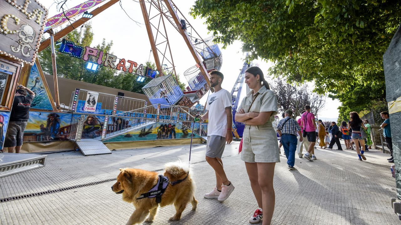La apertura de las atracciones este viernes por la tarde en Pontevedra marc&oacute; el arranque de las Festa da Peregrina 2026