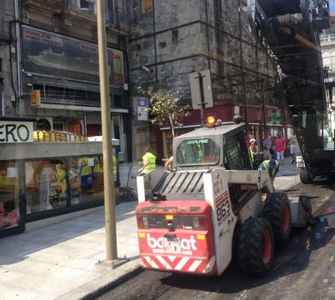 Una m�quina de asfaltado trabaja al mediod�a en la calle Elduayen, en sentido Porta do Sol