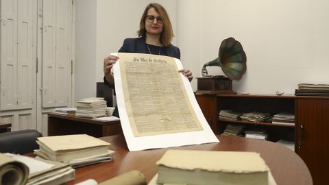 Désirée Domínguez co exemplar orixinal de La Voz que dá conta do matrimonio entre Elisa e Marcela que se conserva no Arquivo Histórico Universitario