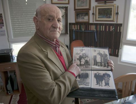 Manuel Garca Valle, en su domicilio en A Pontenova, repleto de recuerdos de su vida. 