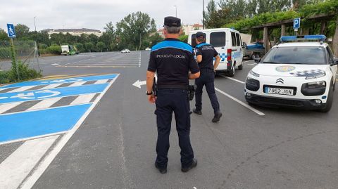 Una patrulla de la Polica Local vigila, este lunes, la entrada al estacionamiento del Parque dos Condes
