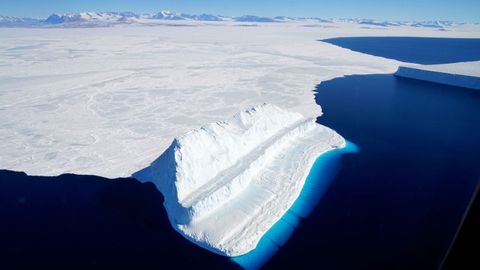 Imagen de la Nasa de un iceberg flotando en el estrecho de McMurdo, en la Antrtida