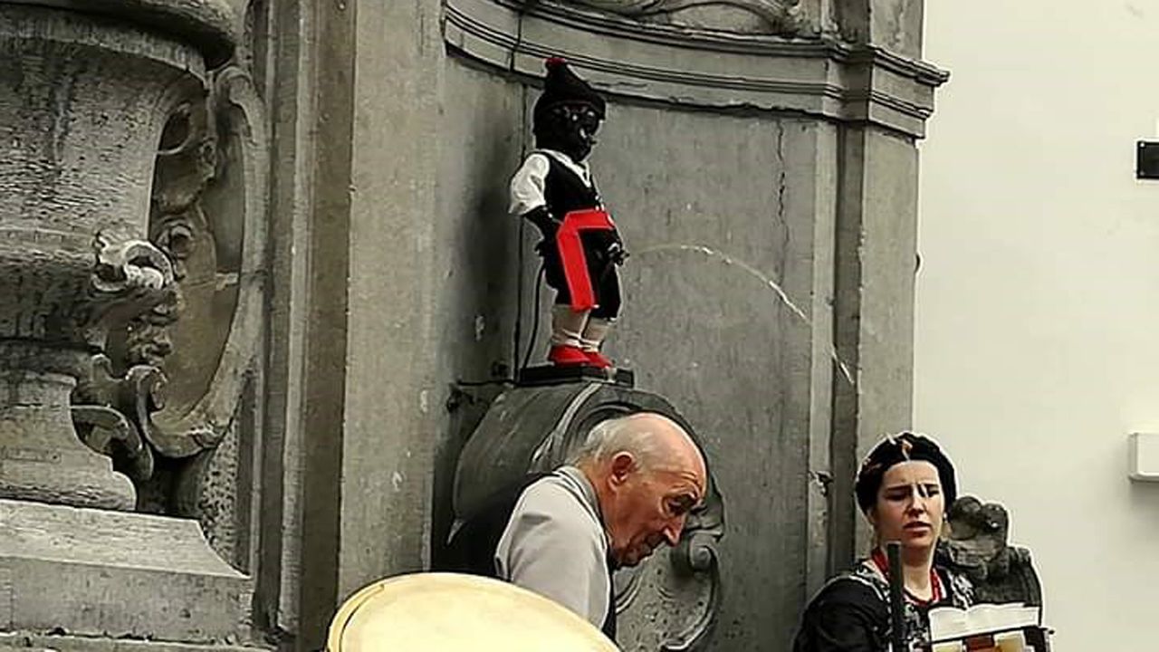 La estatua del Manneken Pis echando sidra. De izquierda a derecha, el primer presidente y la presidenta actual del Centro Asturiano de Bruselas