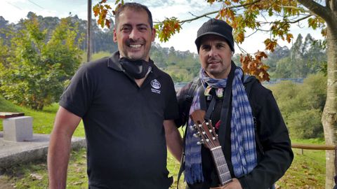 Fran Rivera, a la derecha, durante su etapa del Camino en Barro junto al hostelero Gabriel Lamoso