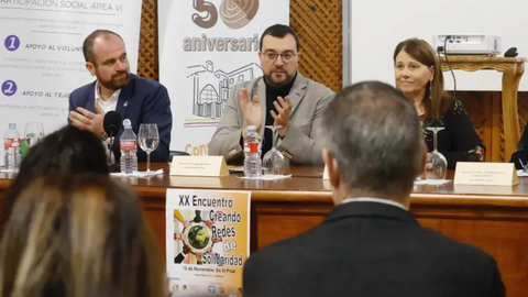 El alcalde de Pilo�a, Iv�n Allende; el presidente del Principado de Asturias, Adri�n Barb�n, la presidenta de la Asociaci�n El Prial, Ana Gloria Fern�ndez y Elena Pastor, representante de la Red de Participaci�n Social ?Pueblo Solidarios?, en Pilo�a