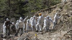 Los forenses continan trabajando en la zona el accidente del Germanwings