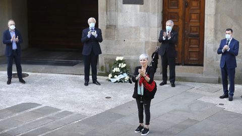 O alcalde de Santiago, Xosé Sánchez Bugallo; o presidente da Real Academia Gallega, Victor Freixane; a gaiteira Susana Seivane, o presidente do Parlamento, Miguel Santalices; e o conselleiro de Cultura, Román Rodríguez, durante a homenaxe, hoxe, a Ricardo Carvalho Calero, na porta da rúa onde residiu.