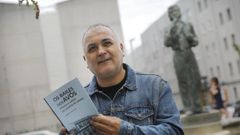 O escritor Xabier Maceiras, fronte a estatua de Pucho Boedo na Coruña, personaxe que se destaca no libro como habitual da bisbarra