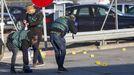 Agentes de polica tomando muestras en la gasolinera en la que se produjo el tiroteo, en un pueblo a las afueras de Burgos.