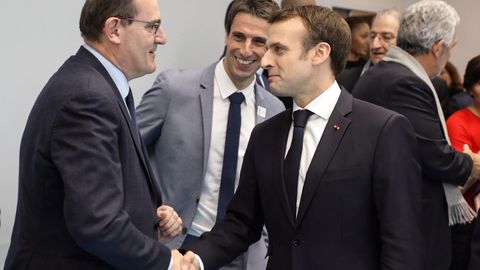 Emmanuel Macron saludando a Jean Castex, en un acto de enero del 2019