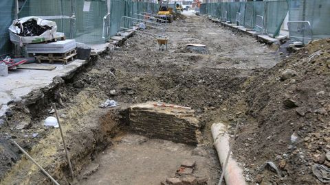 Aparecen ms restos arqueolgicos en las excavaciones de las obras de peatonalizacin de Quiroga Ballesteros
