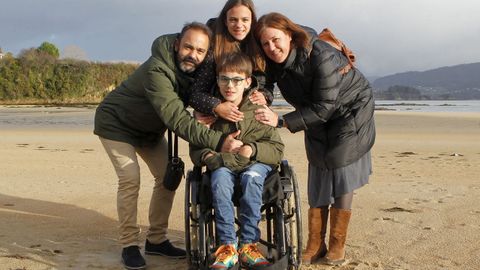 Marcos Paz Gago, de 13 años, sufre leucomalacia periventricular y narra su experiencia junto a su familia