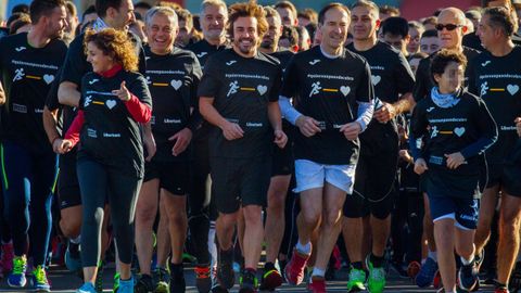 El piloto asturiano Fernando Alonso (c) y la directora general de deportes Beatriz Álvarez (2i) participan junto a cientos de aficionados en la IX Carrera Fundación Fernando Alonso-Liberbank
