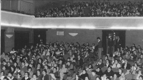 Proyección de cine en el Gran Teatro de Lugo, que cerró en marzo de 1993