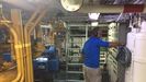 Sala de máquinas de un pesquero gallego, con el jefe trabajando (imagen de archivo)