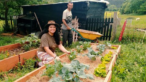 Daniela y Thor, en su finca de Santo Estevo, en el municipio mariñano de Trabada