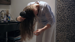 Secar el pelo con secador puede reducir el da�o y mantenerlo m�s fuerte.