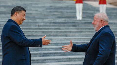 Xi Jinping recibe a Lula da Silva en la ceremonia de bienvenida  en Pekín.