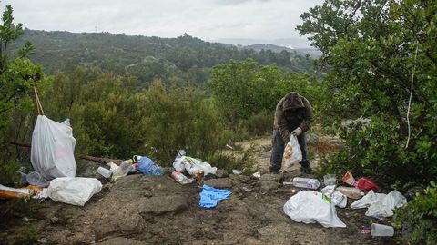 Magostos en Montealegre: Uno de los voluntarios, Ico Rafael, limpiando de basura el monte