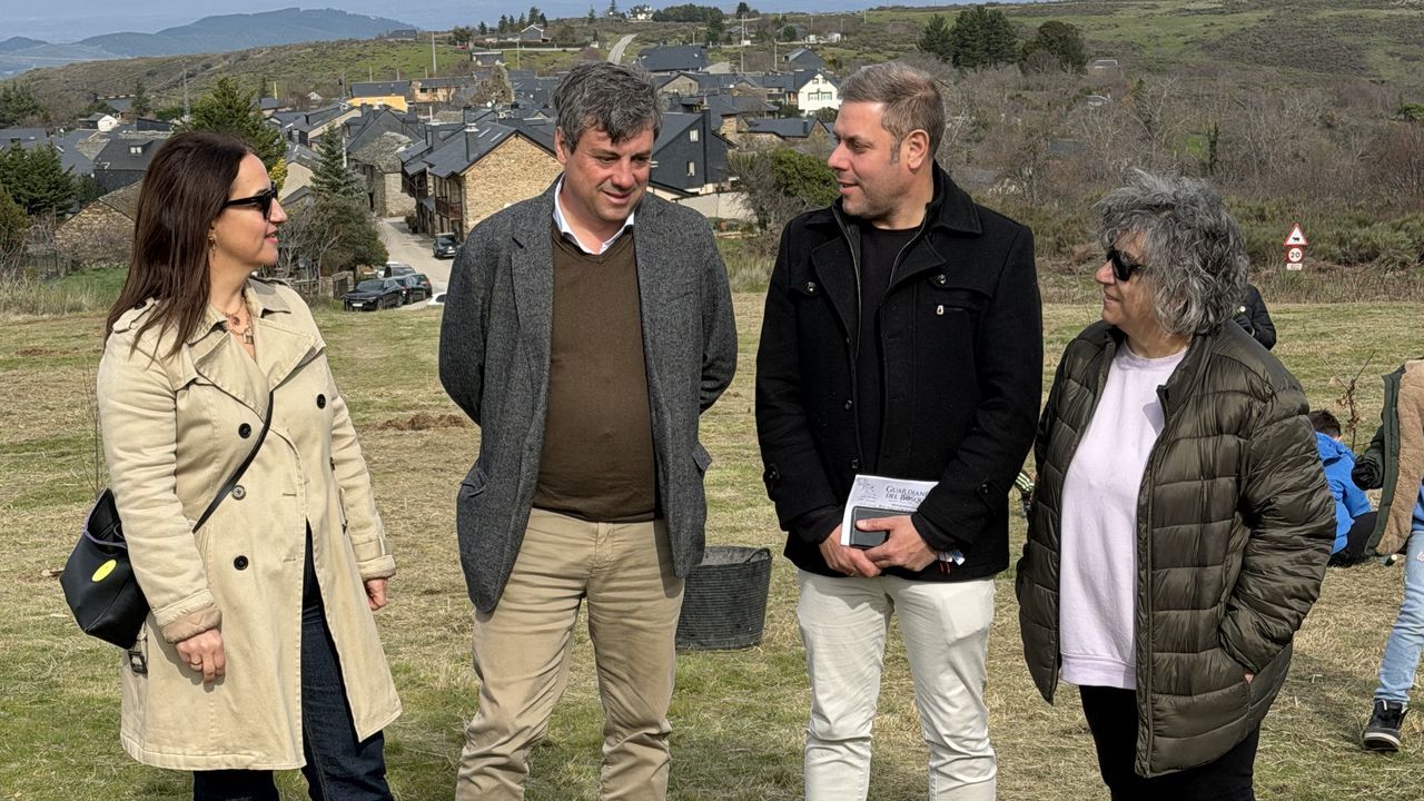 El centro comercial El Rosal, de Ponferrada, organiz� una reforestaci�n en los montes de la comarca