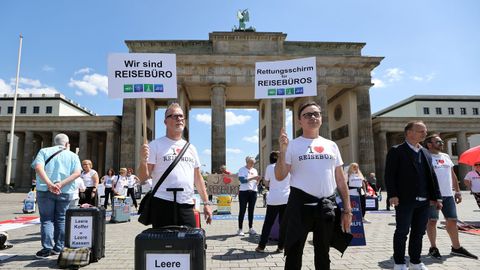 En Berlín, trabajadores del sector turístico se han manifestado delante de la Puerta de Brandemburgo