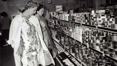 Dos amas de casa, cesto de plstico en mano, eligen artculos en el primer supermercado que abri en Galicia, en 1958