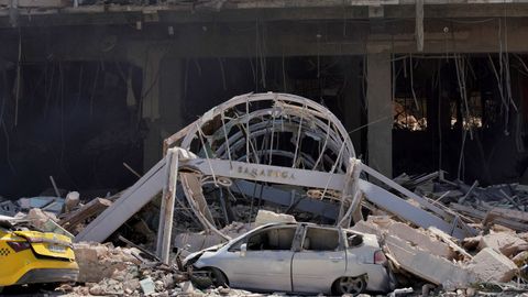 Cuerpos de emergencia trabajan en la remoción de escombros tras una explosión en Hotel Saratoga, en la capital cubana.