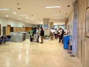 Los preferentistas, a su llegada a la oficina.