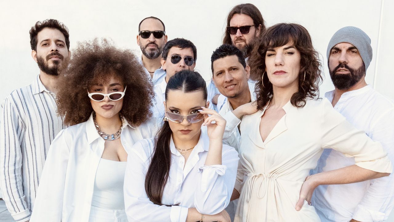 Integrantes de la Escola Municipal de Teatro de Cee, en el estreno de su nueva obra