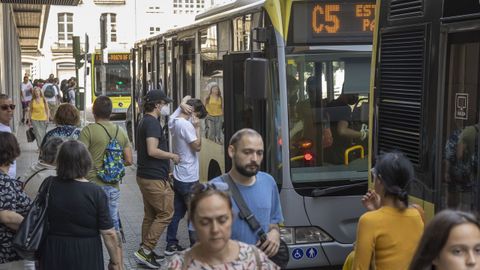 Viajeros del bus urbano este lunes en la praza de Galicia. 