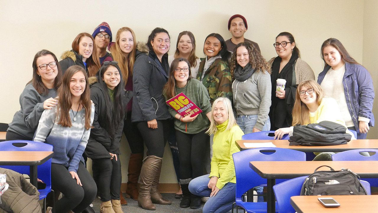 Un d�a en la vida de Natalia Redondo.Helena Alonso (en el centro con un libro) junto a sus alumnos
