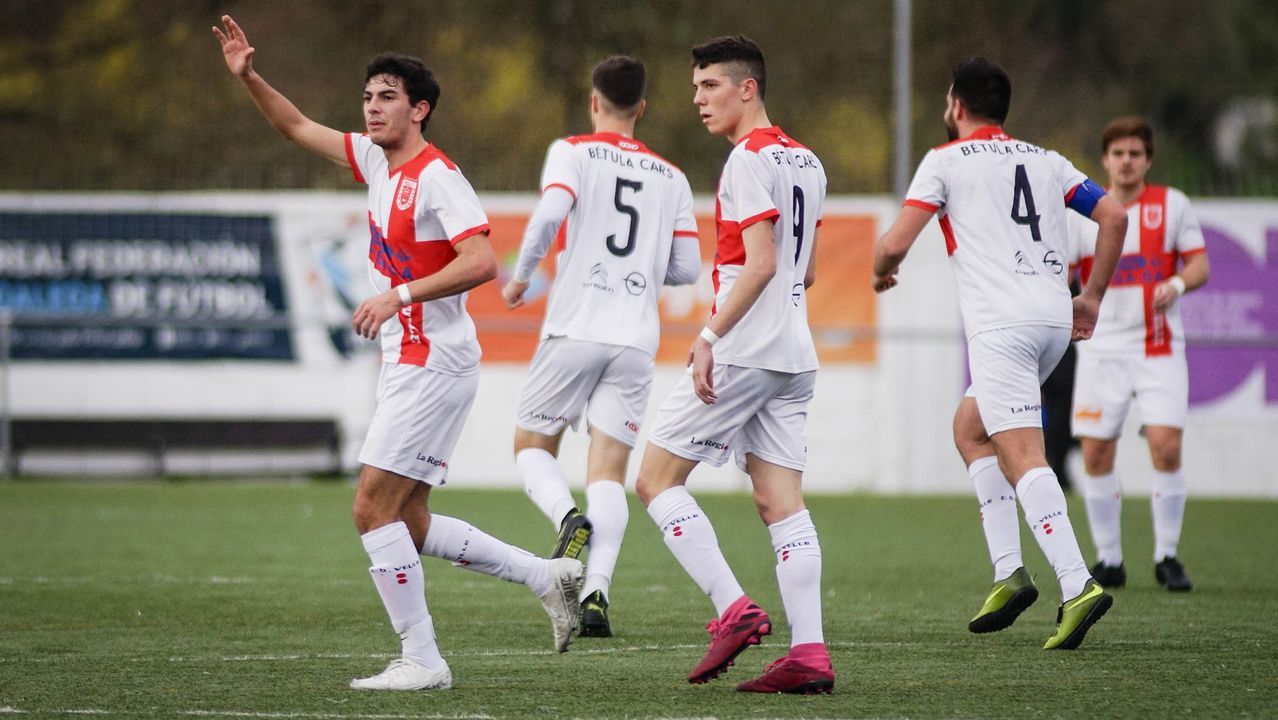 Operarios reparando la aver�a en la calle Benigno Quiroga