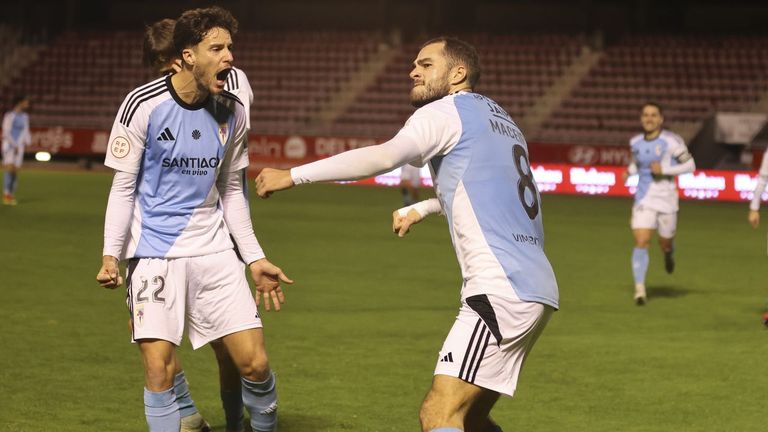 El Compostela no enamora, pero conquista