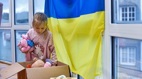 Una nia ucraniana con la caja de juguetes donada por la Casa Nio de Lncara