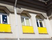 El nido est� ubicado en una cornisa de la escuela infantil 